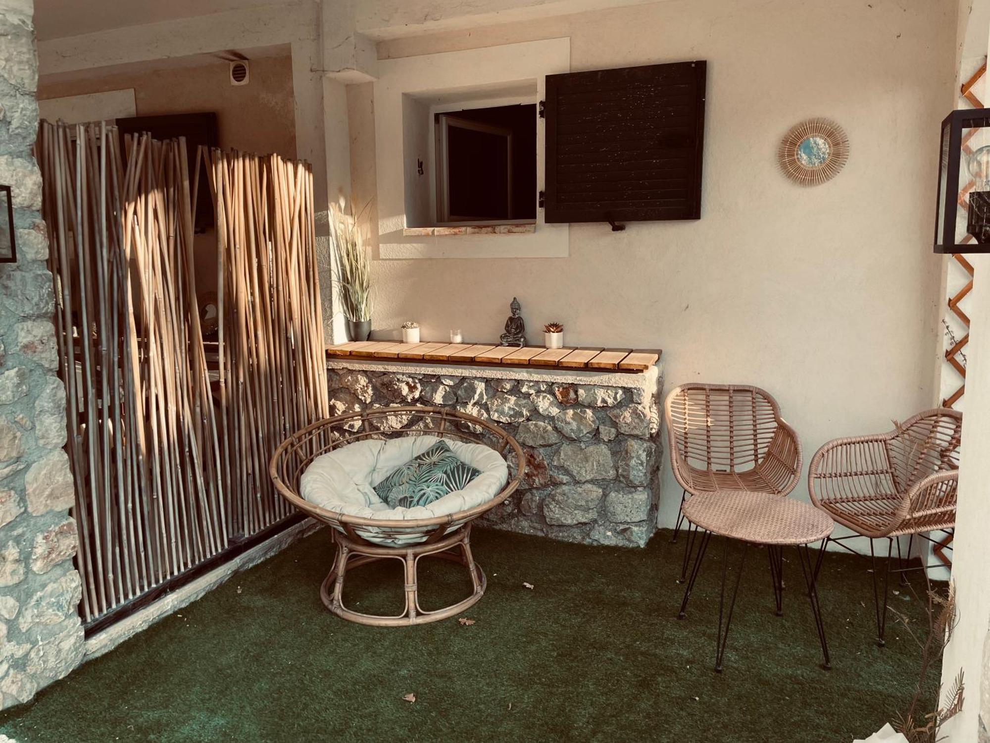 2P Au Coeur Des Montagnes Avec Piscine Chauffee Apartamento Puget-Théniers Exterior foto
